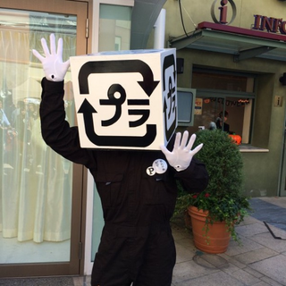 Illustration for article titled Japan's Geeky New Trend: Strange-Looking Heads